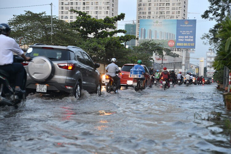 Sài Gòn ngập nước, người mua nhà e ngại