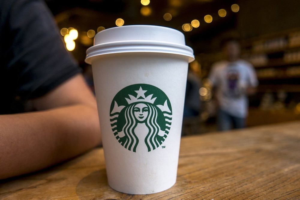 Starbucks tuyển dụng 10.000 người tị nạn sau lệnh cấm nhập cảnh của Mỹ