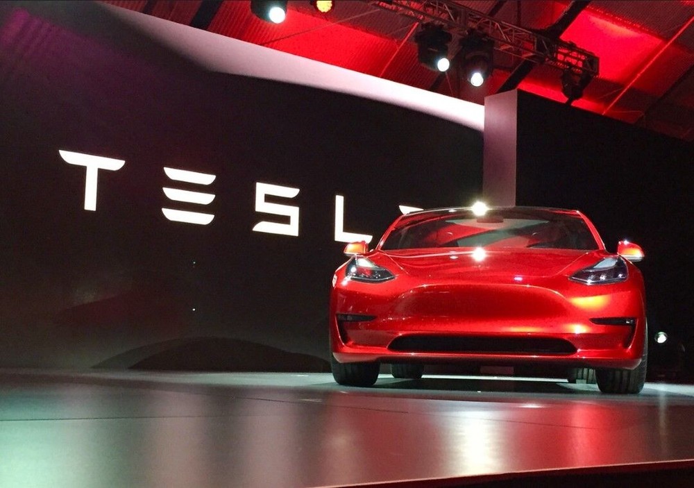Tesla vượt Ford giá trị vốn hóa khi giới đầu tư đặt cược vào tương lai