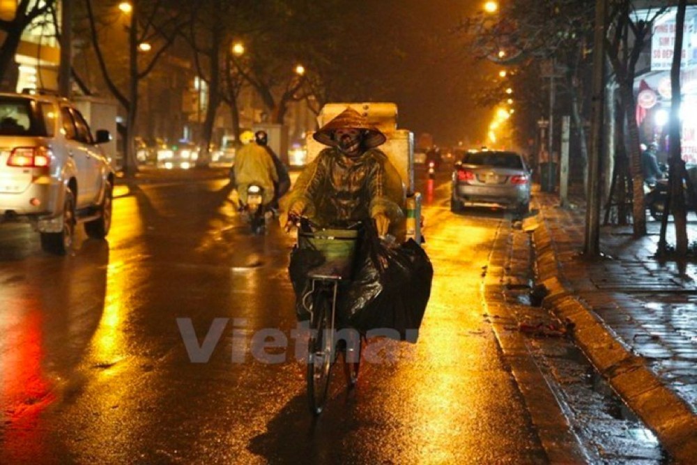 Mưa phùn vẫn tiếp diễn, nhiệt độ ở thủ đô Hà Nội giảm 2 độ C