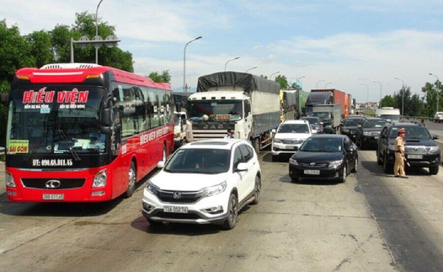 Hàng chục ô tô "vây" trạm thu phí Quán Hàu gây ách tắc giao thông