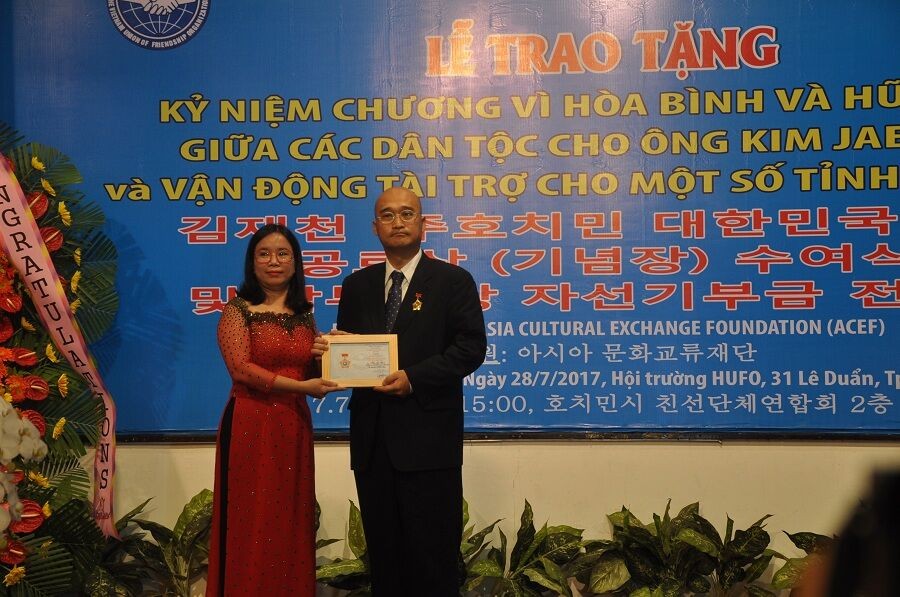 Liên hiệp các tổ chức hữu nghị Việt Nam trao kỷ niệm chương cho lãnh sự Hàn Quốc