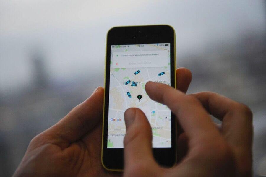 Ứng dụng đặt xe trong nước cạnh tranh với Uber và Grab ra sao?