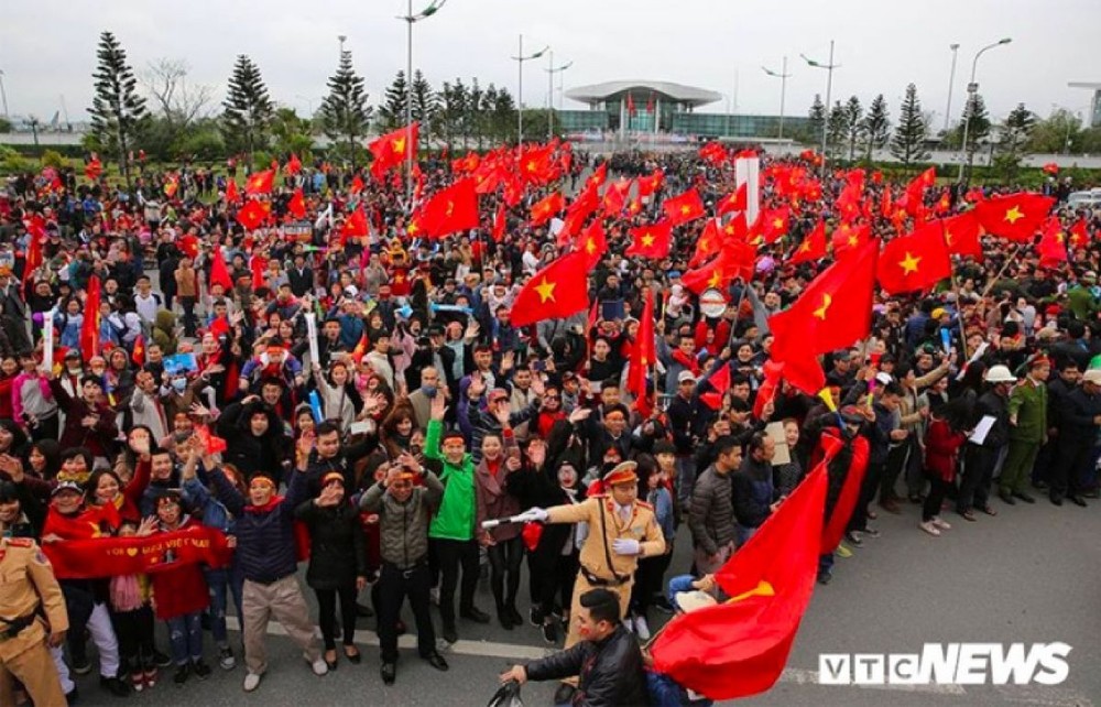 Dân Thủ đô phủ kín nhiều tuyến đường, vác cúp chào đón U23 Việt Nam trở về