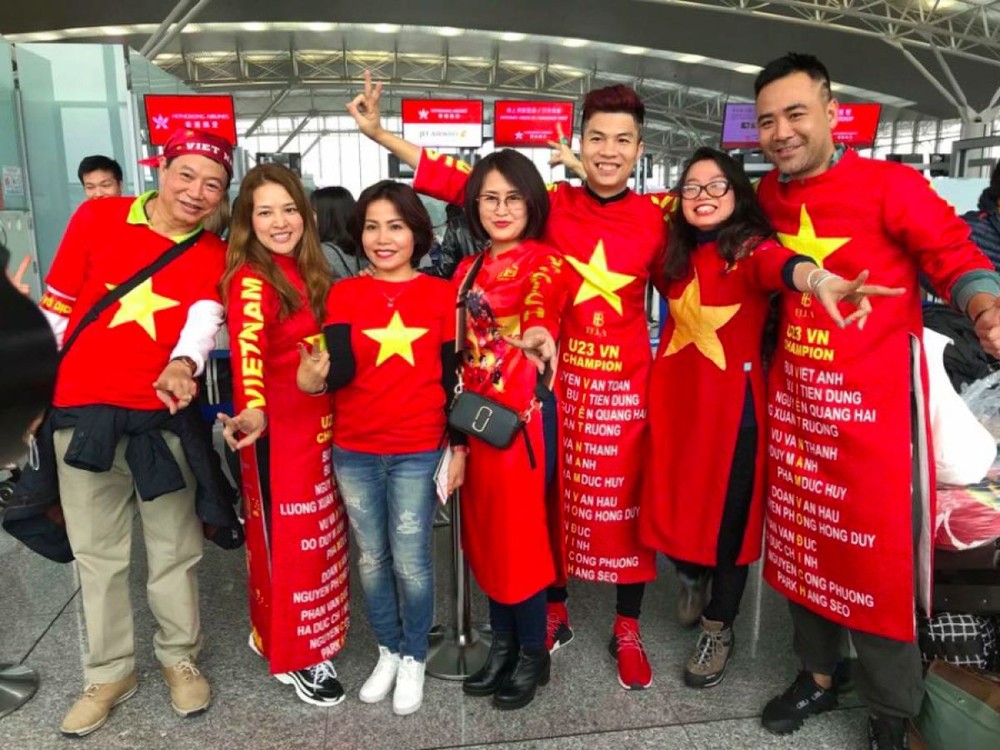 Đã biết "bản quyền" của chiếc áo dài cổ vũ U23 Việt Nam trận chung kết