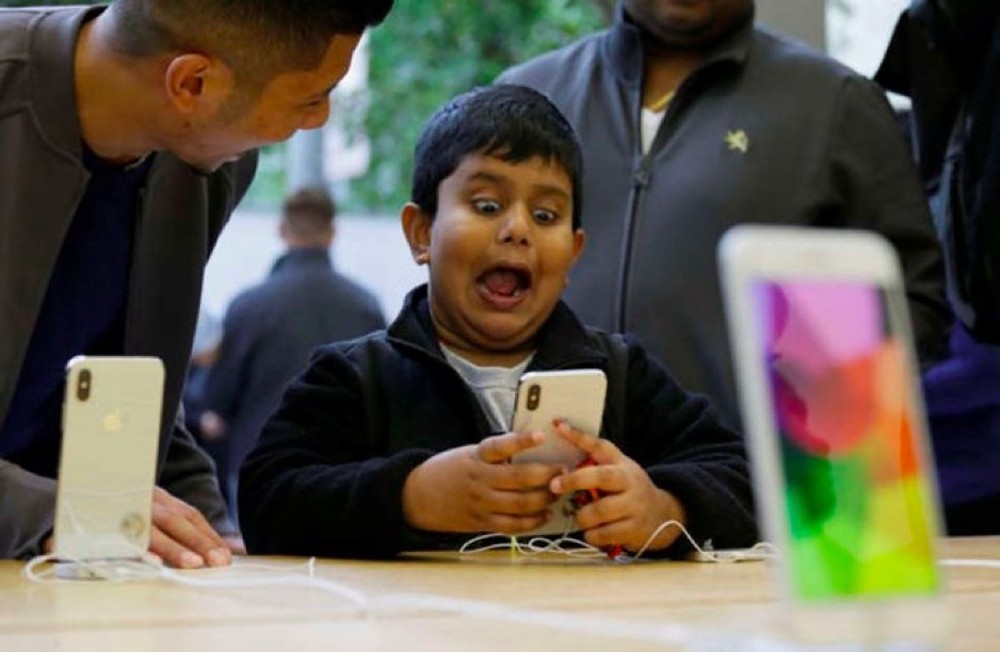 Cổ đông kêu gọi Apple ra ứng dụng hạn chế trẻ em dùng iPhone