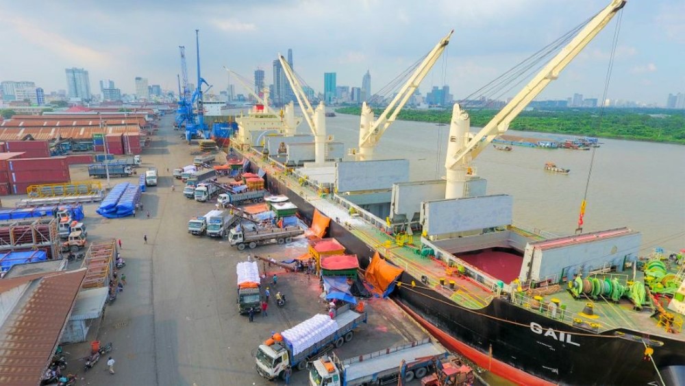 Điều chỉnh giá dịch vụ cảng biển để... tăng thu của DN nước ngoài