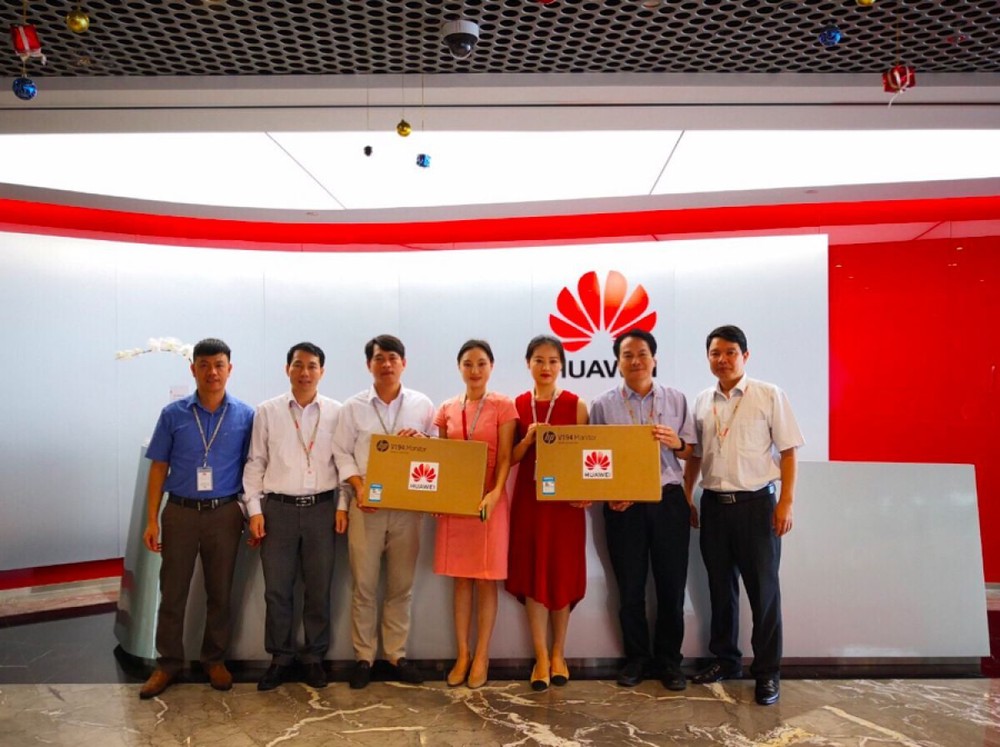 Huawei Việt Nam trao tặng máy tính cho 2 trường học ở Lạng Sơn và Hòa Bình