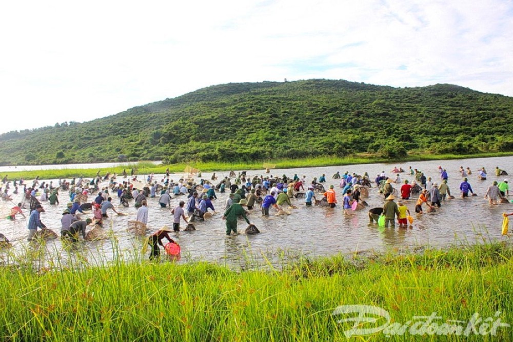 Lễ hội bắt cá độc nhất vô nhị ở Hà Tĩnh