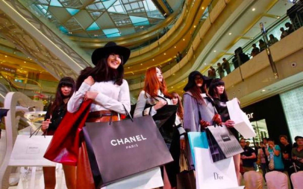 Người Trung Quốc đi mua hàng xa xỉ: Tiền mặt hay Wechat?