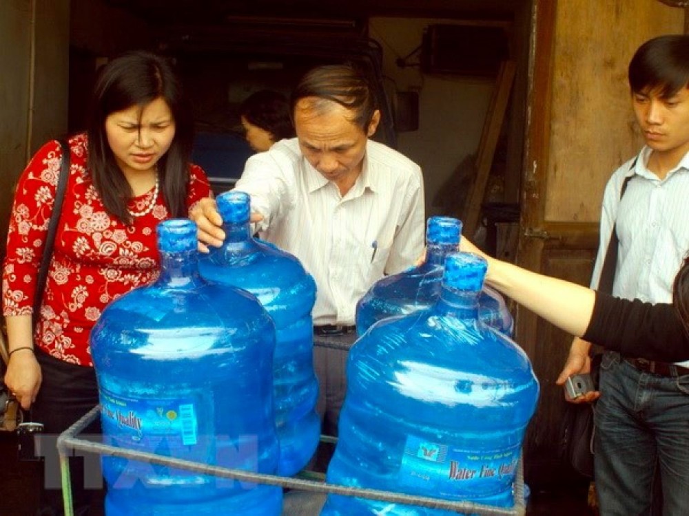 Hà Nội xử phạt 16 cơ sở nước đóng chai không đảm bảo chất lượng