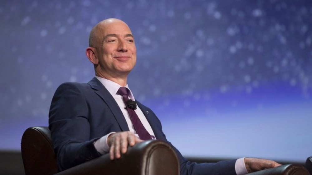 Jeff Bezos chính thức trở thành người giàu nhất lịch sử thế giới