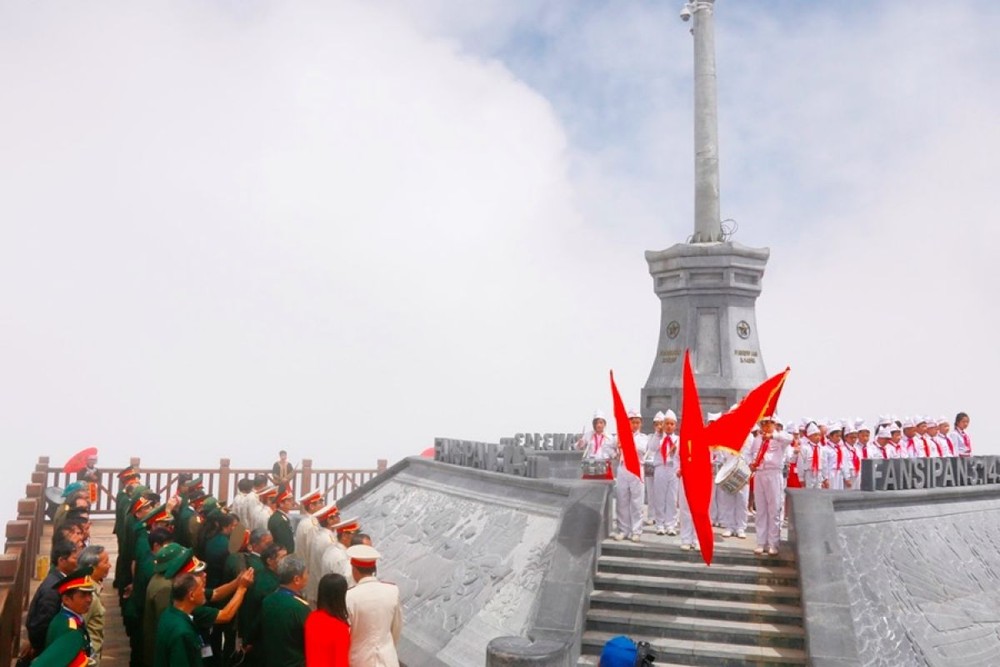 Sun World Fansipan Legend tổ chức lễ thượng cờ trên đỉnh Đông Dương