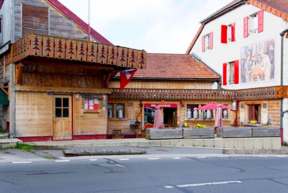 Khách sạn độc đáo nằm giữa biên giới Thuỵ Sỹ - Pháp
