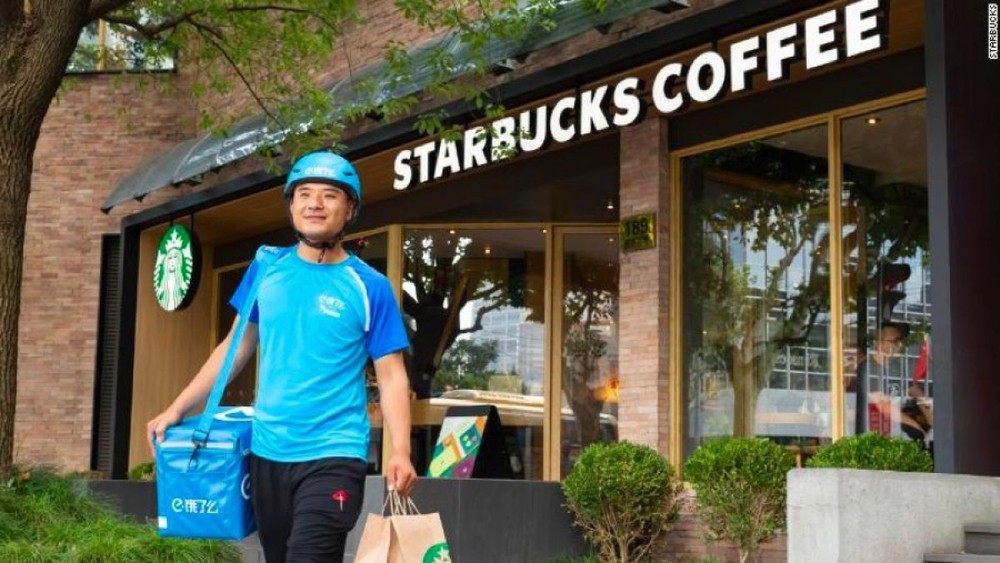 Mặc căng thẳng thương mại, Starbucks vẫn quyết "nắm tay" Alibaba