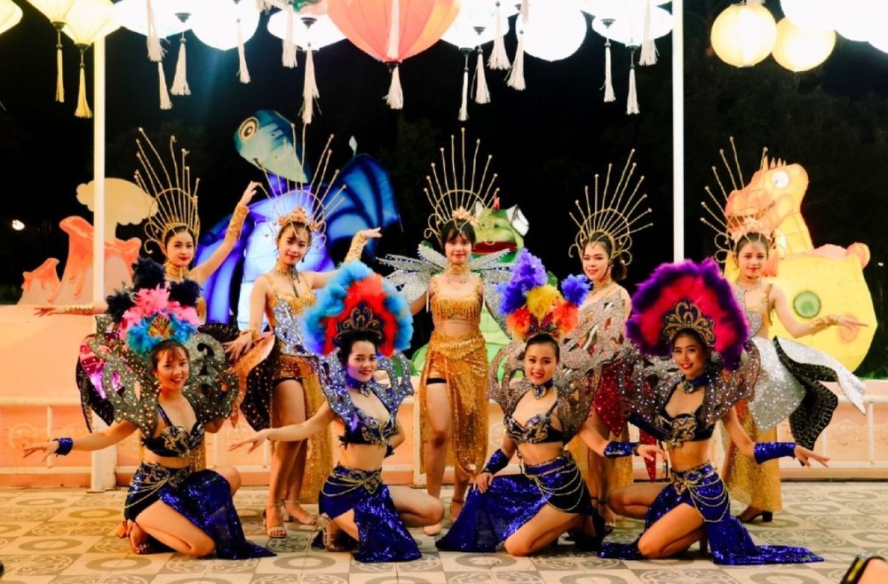 Lễ hội đèn lồng Sun World Danang Wonders tiếp tục đốn tim du khách với Carnival sôi động