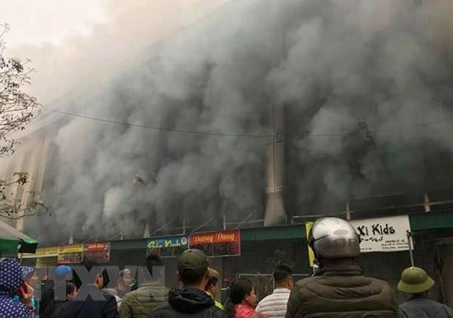 Bắc Ninh: Cháy Trung tâm thương mại ở thị xã Từ Sơn, khói đen mù mịt