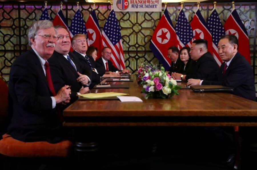 Lãnh đạo Mỹ và Triều Tiên bất ngờ huỷ ăn trưa, tiếp tục họp kín