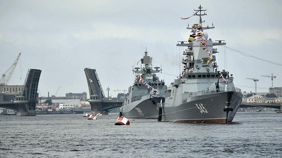 Cận cảnh cuộc diễu hành hùng tráng kỷ niệm ngày thành lập Hải quân Nga