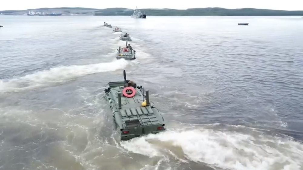 Video Hải quân đánh bộ Nga huấn luyện đổ bộ từ tàu lên bờ biển