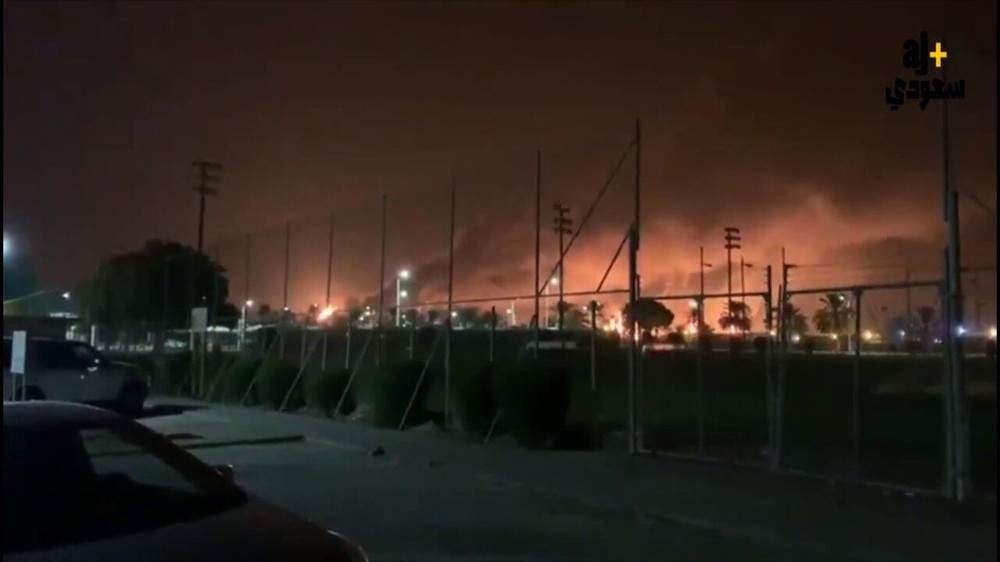 Sốc: UAV của Houthi đốt cháy 2 nhà máy lọc dầu lớn nhất Ả rập Xê út