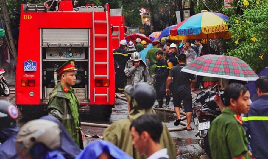 Hà Nội: Giải cứu 3 người mắc kẹt trong đám cháy nhà 5 tầng ở Núi Trúc