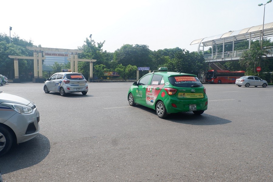 Tài xế taxi truyền thống dán băng rôn ủng hộ việc gắn mào cho taxi công nghệ