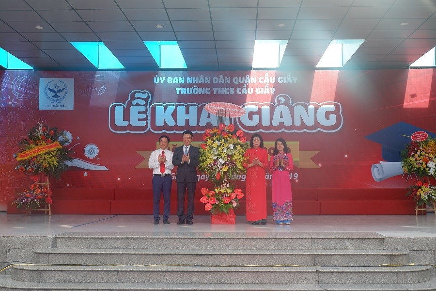 Bộ trưởng Bộ TT&TT Nguyễn Mạnh Hùng dự khai giảng trường THCS Cầu Giấy