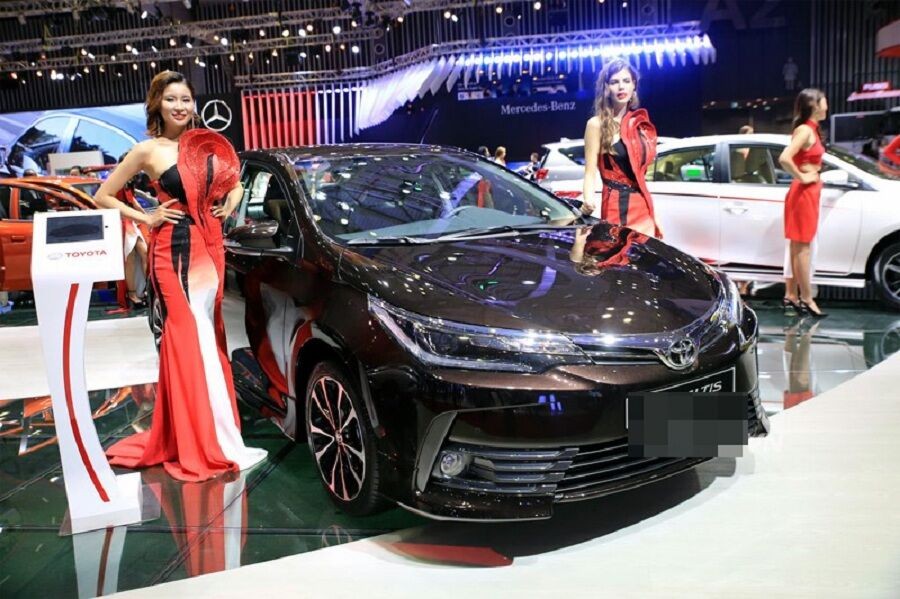Toyota đồng loạt giảm giá: Ô tô 2018 xuống giá kịch sàn