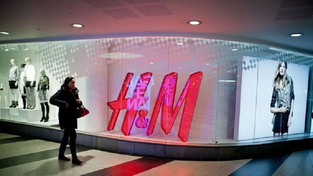 Bị Zara dẫn trước, H&M chứng kiến giá cổ phiếu giảm mạnh nhất 16 năm