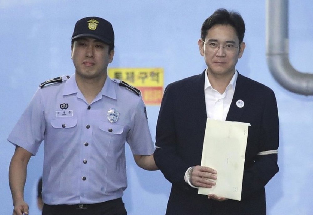 Sơ thẩm kết án 5 năm công tố viên kiêm quyết mức án 12 năm tù cho người thừa kế Samsung