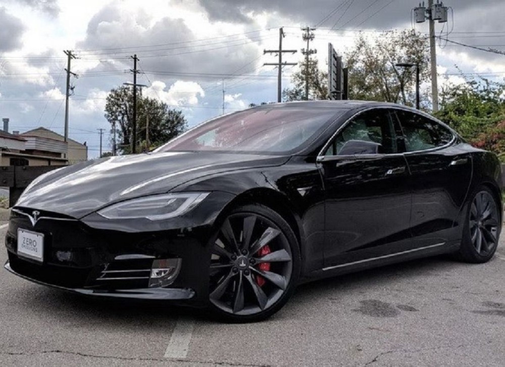 Tesla tung ra mẫu xe điện chạy nhanh nhất thế giới
