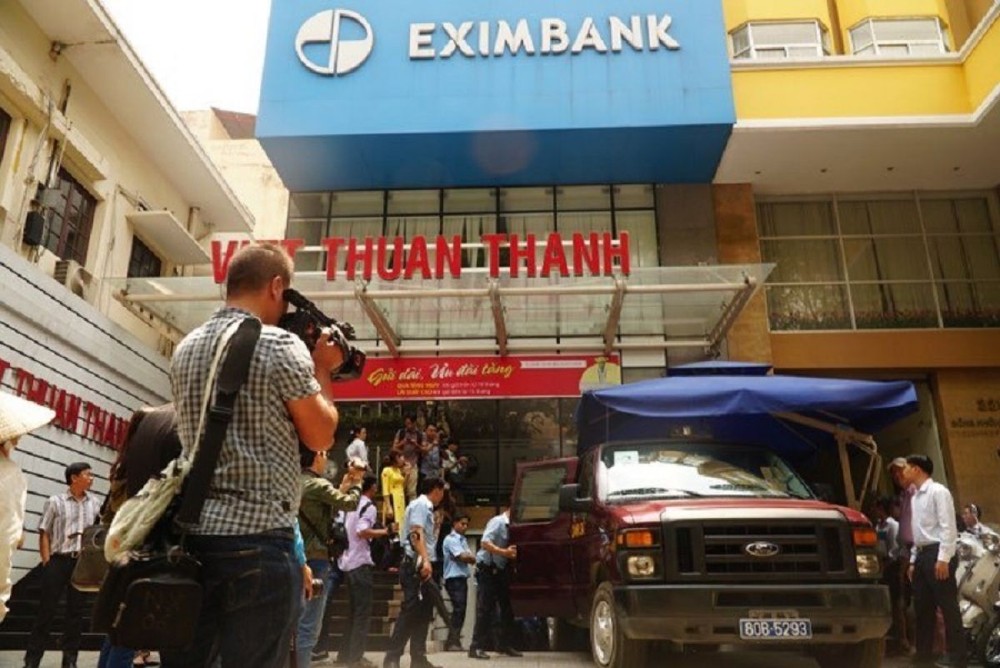Bắt 2 người liên quan đến vụ mất 245 tỷ tiền gửi tiết kiệm ở Eximbank