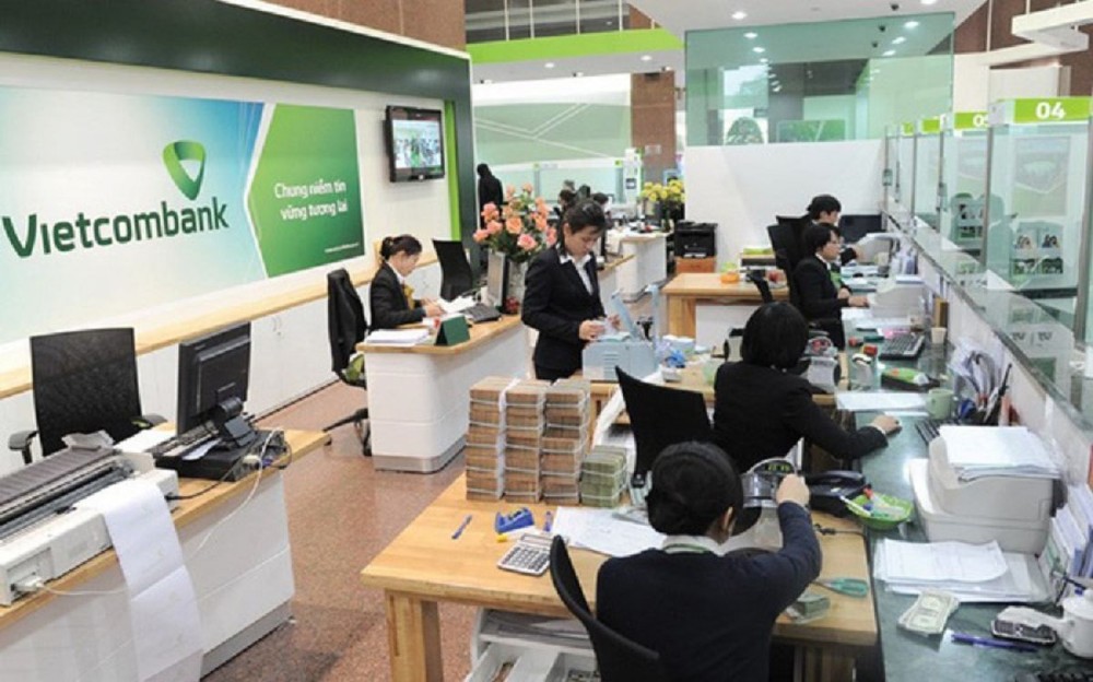 VietcomBank bắt đầu thu phí chuyển tiền cùng hệ thống và tăng phí SMS hàng tháng
