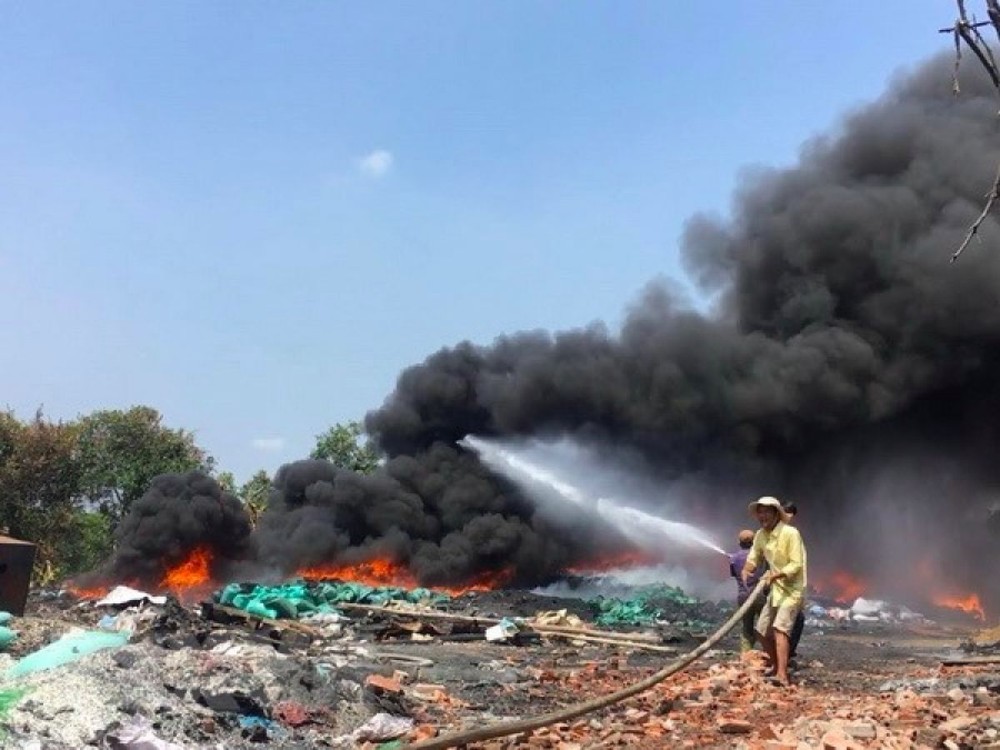 TP.HCM: Cháy dữ dội tại cơ sở tái chế nhựa do người dân đốt rác
