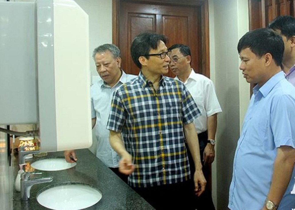 Phó Thủ tướng trực tiếp kiểm tra khu vệ sinh công cộng tại Thủ đô