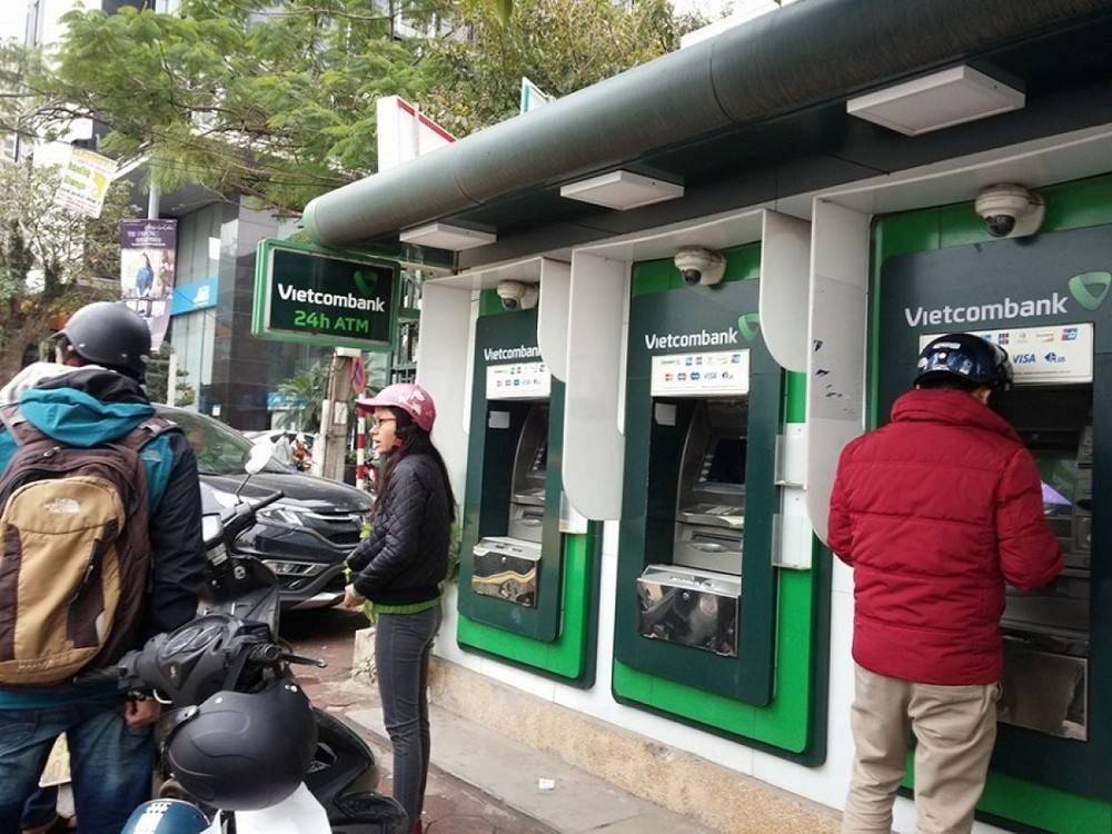 Vietcombank tạm dừng tăng phí rút tiền ATM nội mạng
