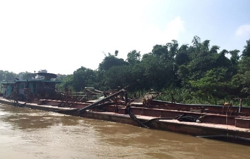 Hà Nội bắt quả tang 4 tàu khai thác cát trái phép trên sông Hồng