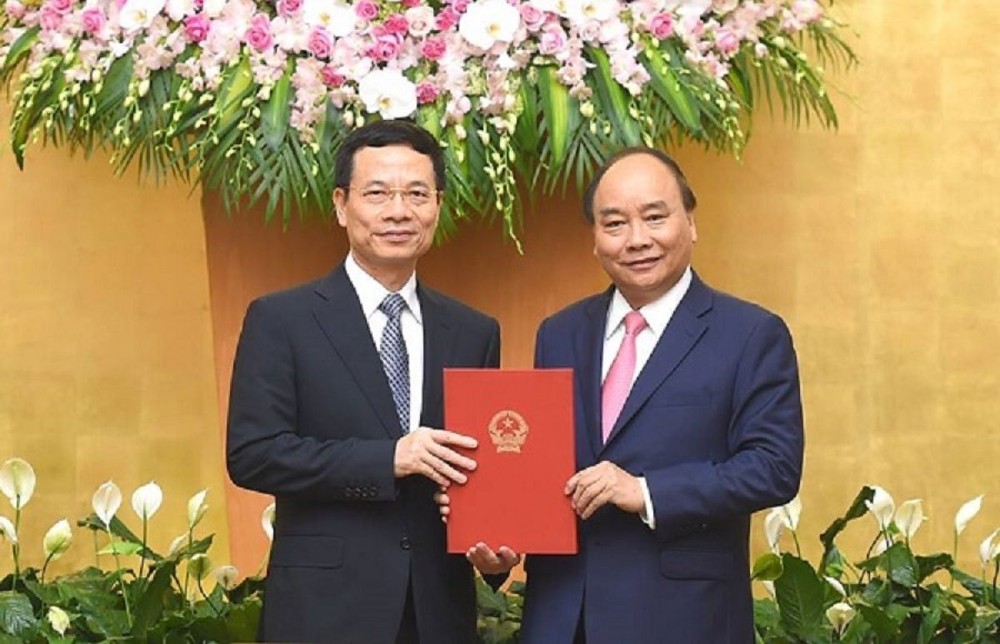 Thủ tướng trao Quyết định giao quyền Bộ trưởng TTTT cho ông Nguyễn Mạnh Hùng