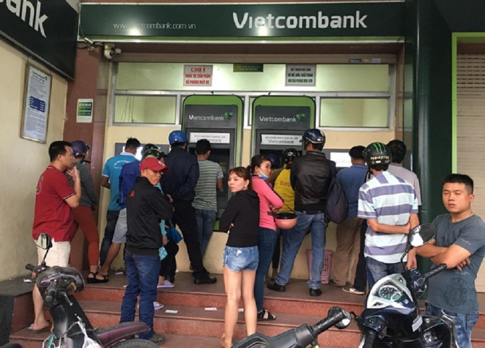 Từ 15/7, phí rút tiền nội mạng Vietcombank tăng 550 đồng/lần