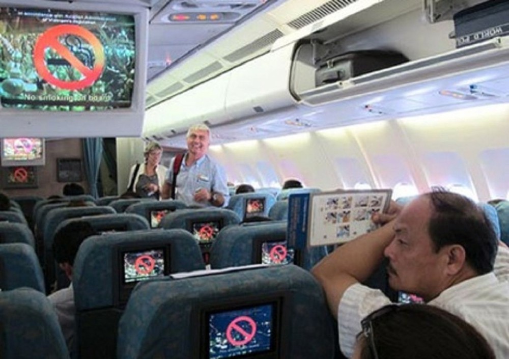 Hút thuốc lá trên máy bay, cấm phục vụ 4 hành khách trong 9 tháng