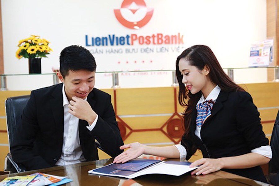 Tổng giám đốc và vợ ông Nguyễn Đức Hưởng muốn gom 1,5 triệu cổ phiếu LienVietPostBank