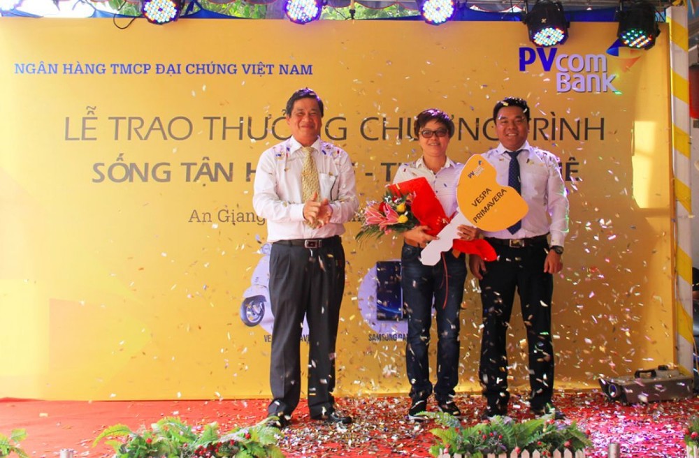 PVcomBank trao giải xe máy Vespa cho khách hàng Long Xuyên