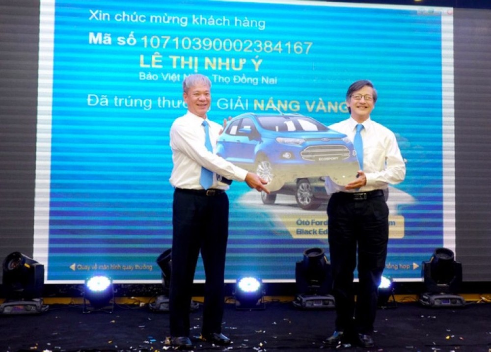 Khách hàng đầu tiên trúng thưởng ô tô trong 'Nắng vàng biển xanh cùng Bảo Việt'