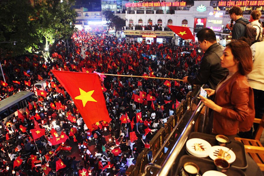 Quốc kỳ bằng đèn LED khổng lồ cổ vũ đội tuyển Việt Nam