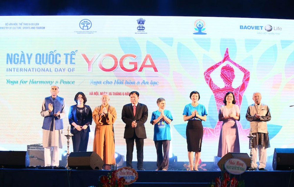 8.000 người đồng diễn trong Ngày hội quốc tế Yoga tại Việt Nam