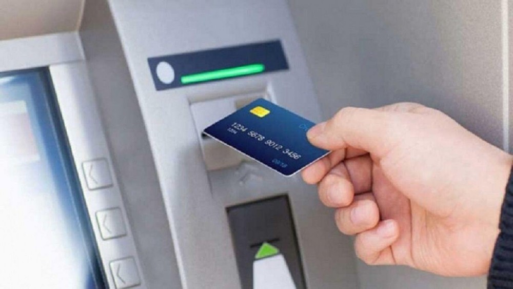 NHNN chỉ đạo dừng tăng phí rút tiền qua ATM