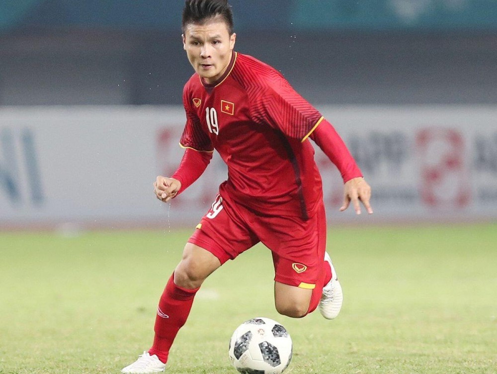 Cầu thủ Quang Hải cùng SHB đón Cup Ngoại hạng Anh và Cup Liên đoàn Anh