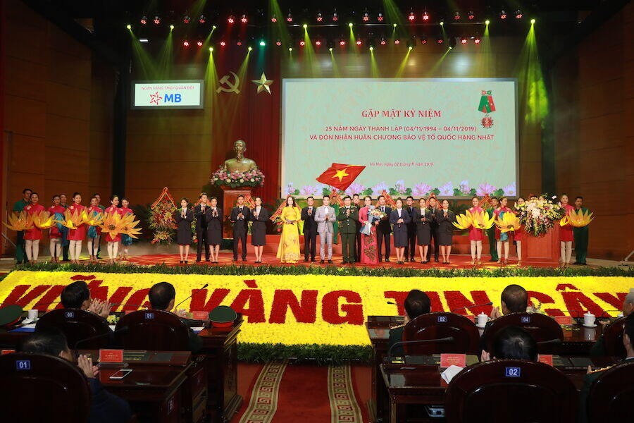 Kỷ niệm 25 năm thành lập, MB đón nhận Huân chương  Bảo vệ Tổ quốc Hạng Nhất