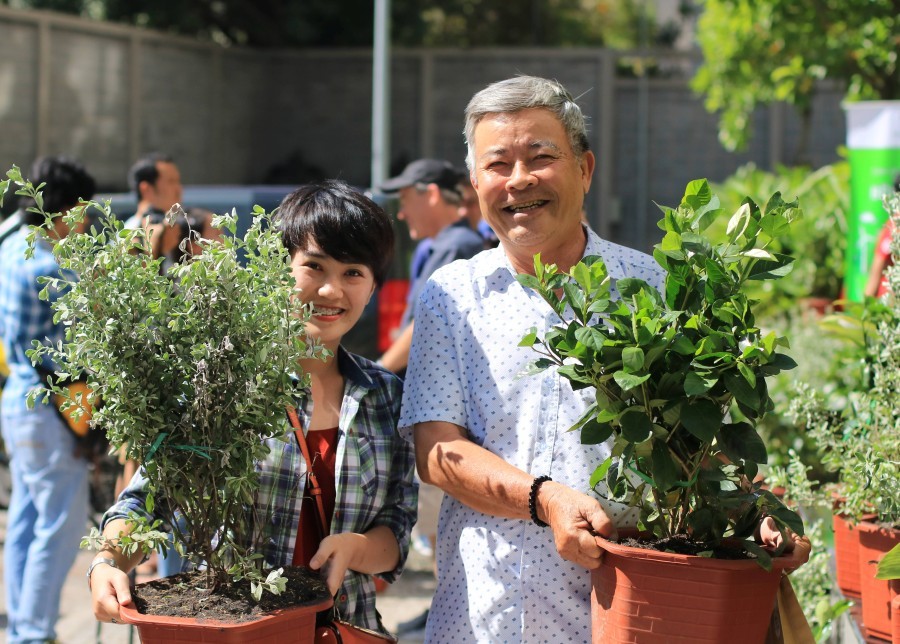 Quỹ Ban công Xanh tặng cây xanh cho cư dân The Goldview và Orient